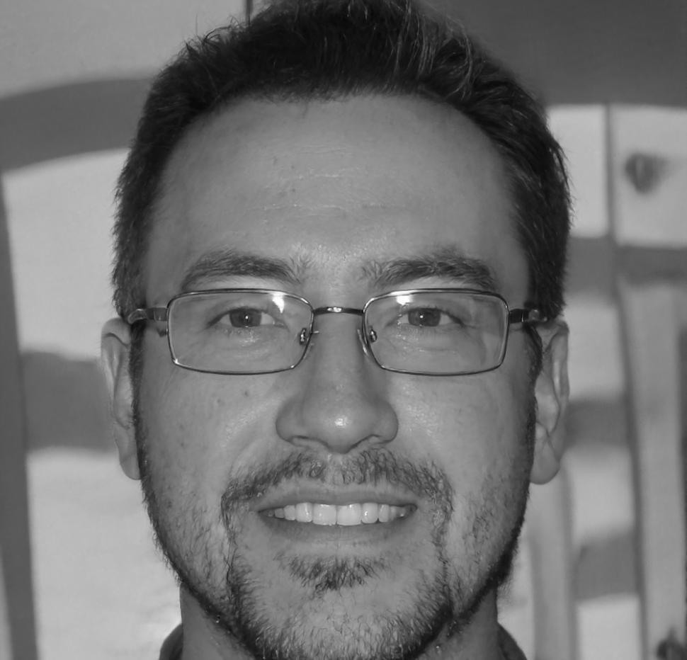 Retrato de Elías Monterroso, graduado del programa de peinados